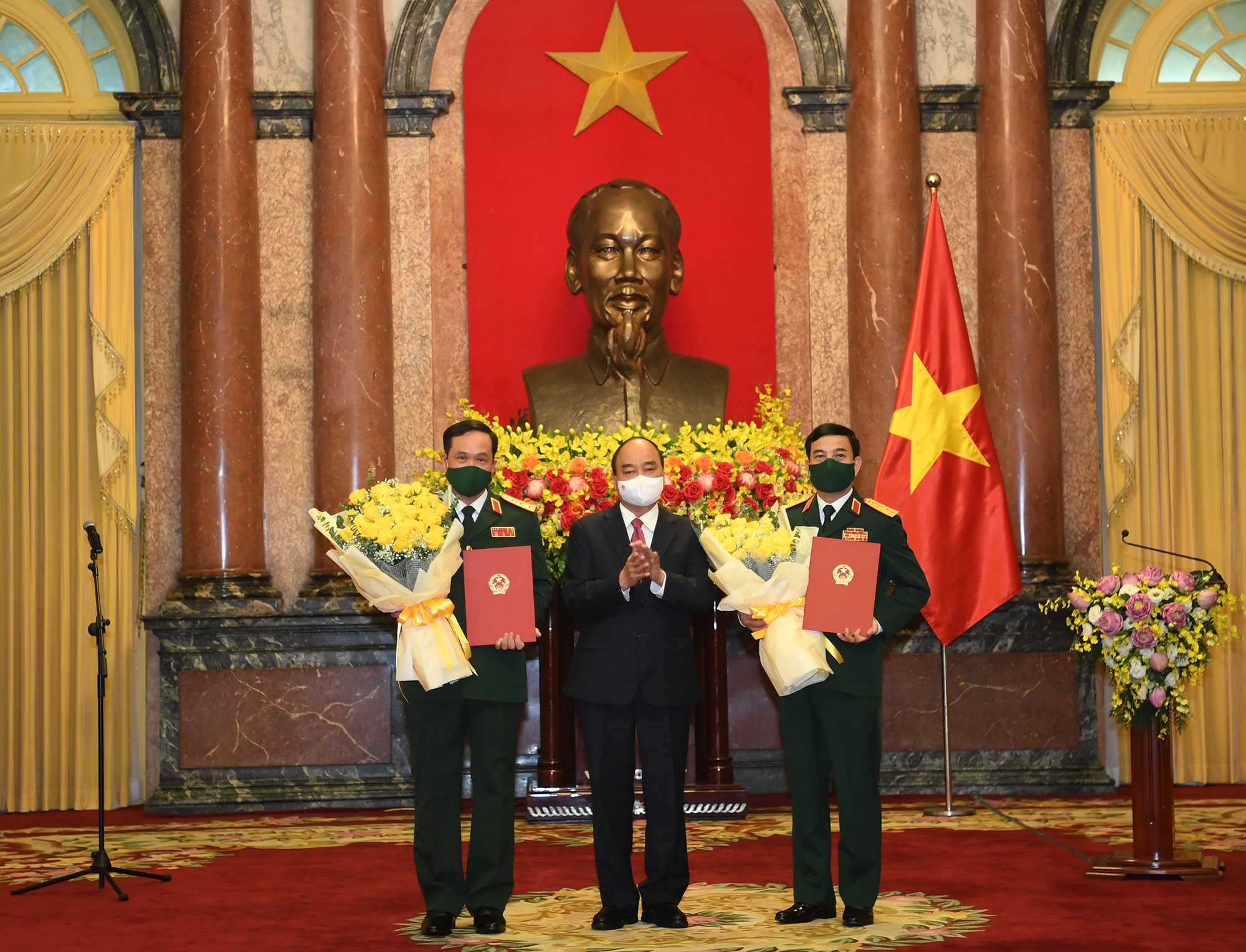 Chủ tịch nước trao quyết định thăng quân hàm Đại tướng đối với đồng chí Phan Văn Giang, Thượng tướng đối với đồng chí Vũ Hải Sản
